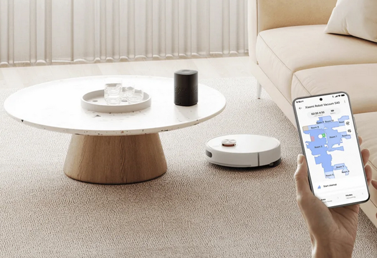 Μια γυναίκα παρακολουθεί την πορεία της σκούπας μέσω της εφαρμογής Xiaomi Home.